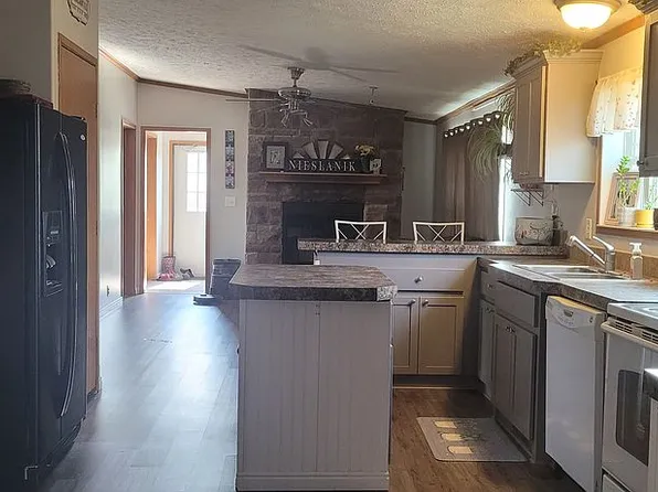 327 West St, Mountain View, WY 82939