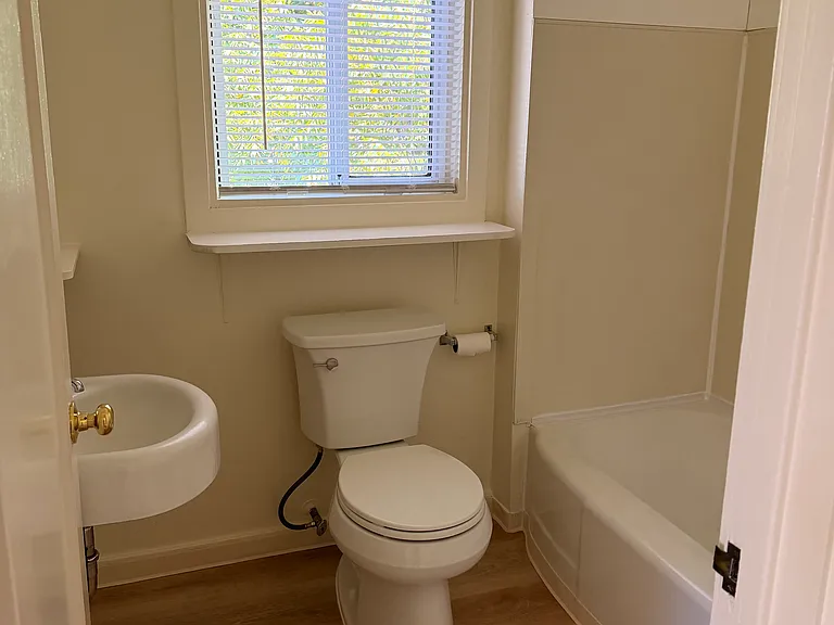 Bathroom (7'x5.5') with new toilet