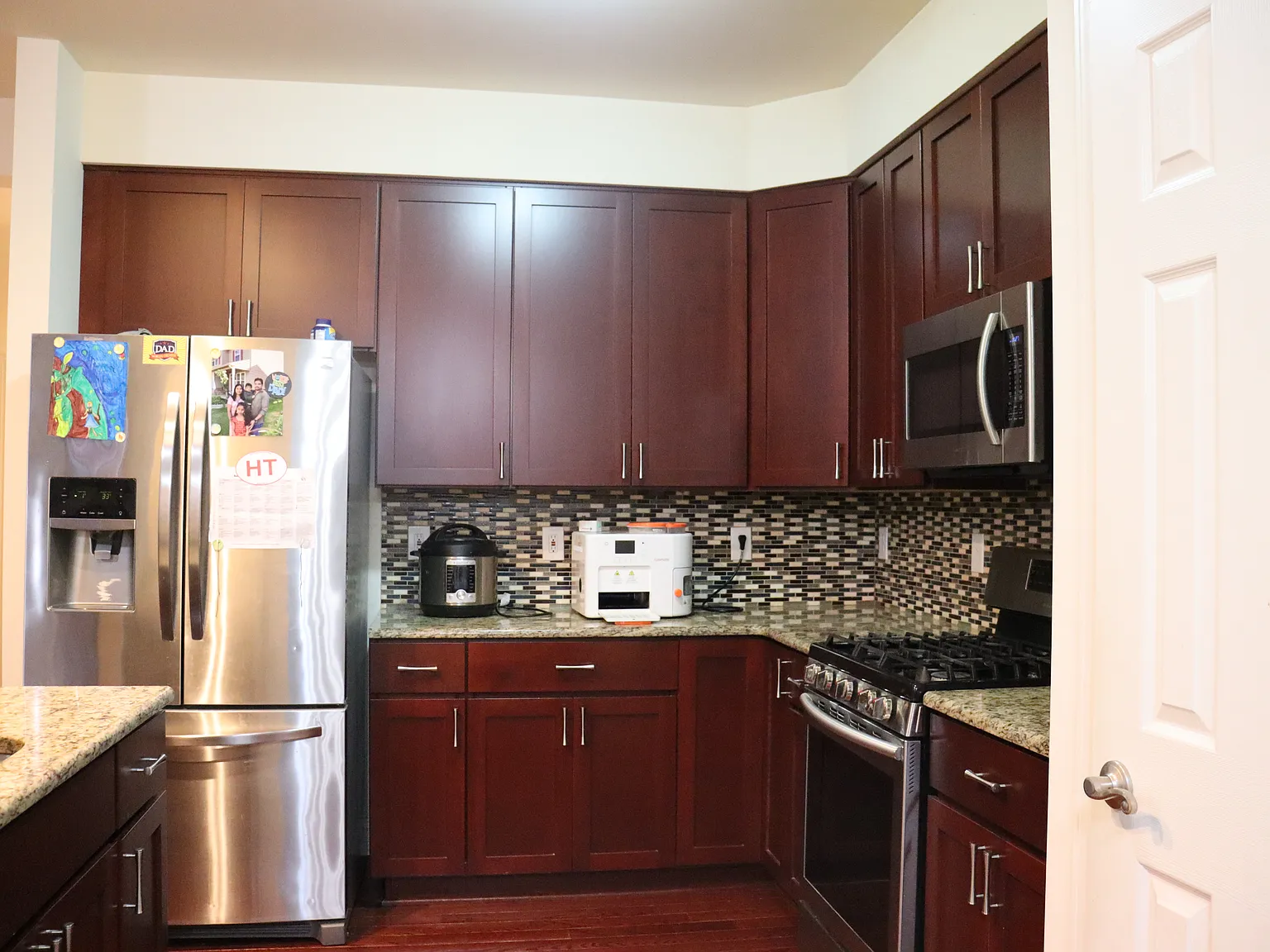 3 bed, 2.5 bath, 2750 sqft, $3,000 — Photo 1