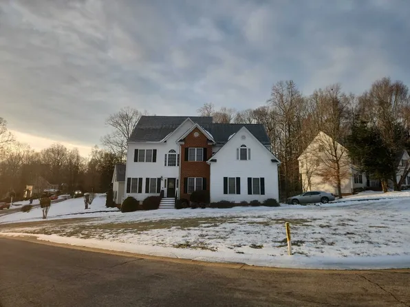 8601 Erika Hill Dr, Midlothian, VA 23112