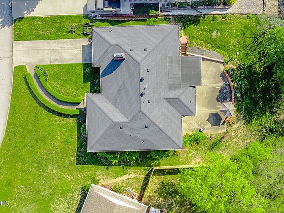 2nd image of 1404 Dixon Dr