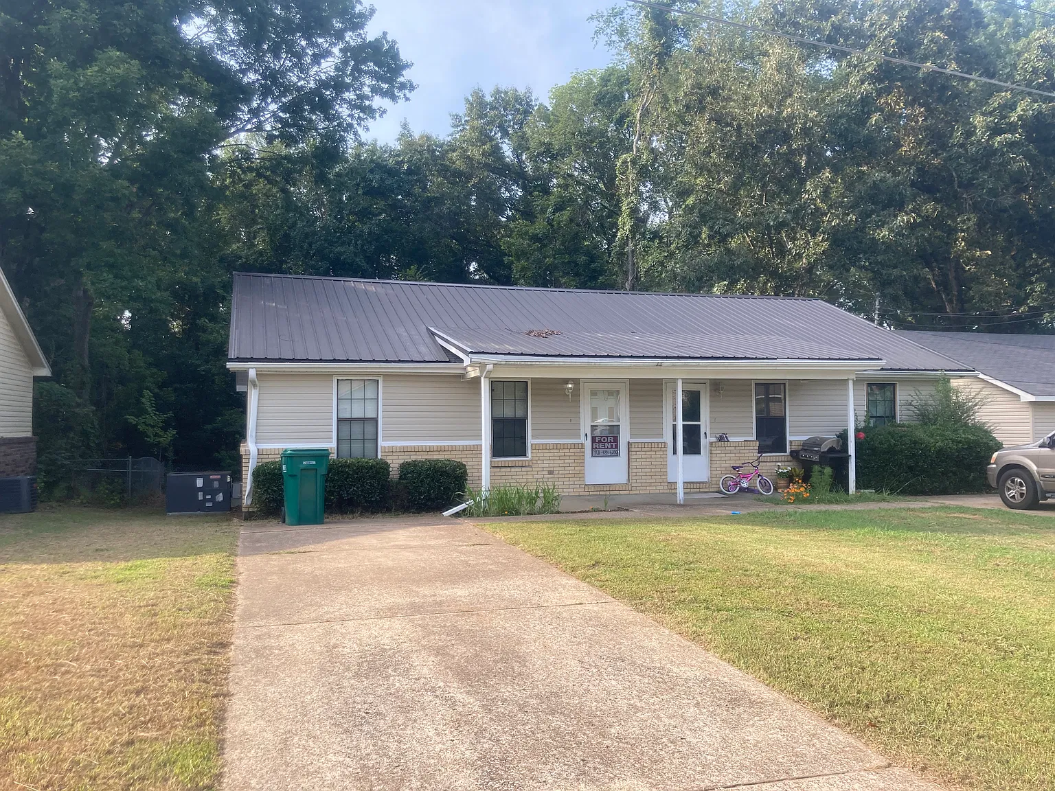 2 bed, 1.5 bath, 1100 sqft, $1,000 — Photo 1