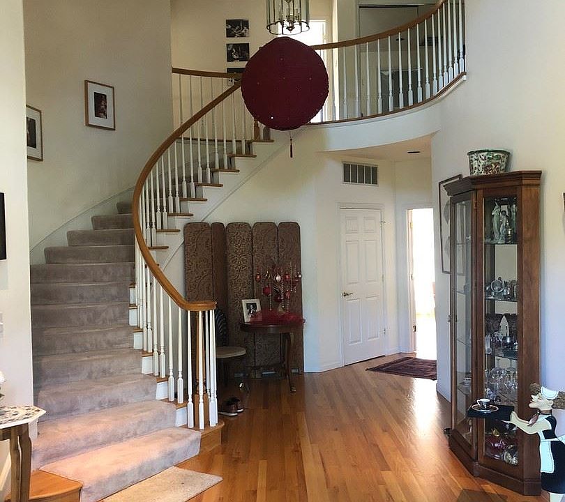 1st image of 80 Oak Hollow Way