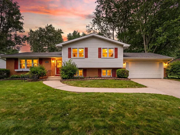 404 Hemlock Ln, Crown Point, IN 46307