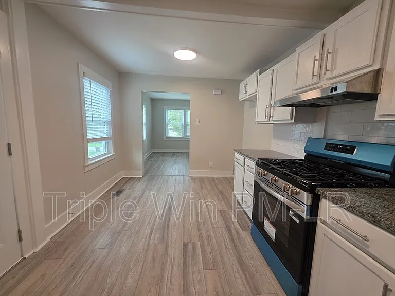 400 W 34th St — Photo 16
