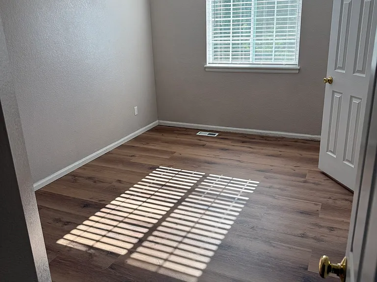 429 Simmons Ct — Photo 7