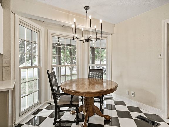 2nd image of 2701 Benbrook Blvd