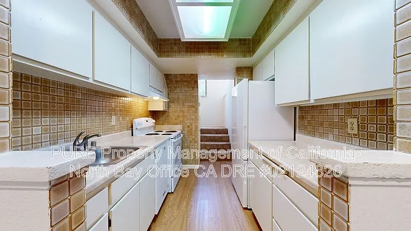 2 bed, 1.5 bath, 966 sqft, $2,400 — Photo 2