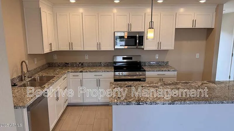 3 bed, 2.5 bath, 1716 sqft, $1,599 — Photo 2