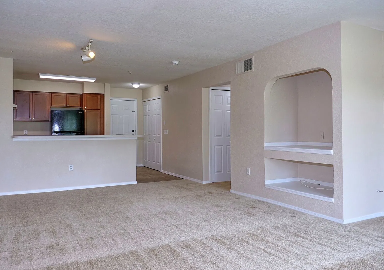 2 Bedroom 2 Bath 2nd floor condo in Hunters Creek — Photo 3