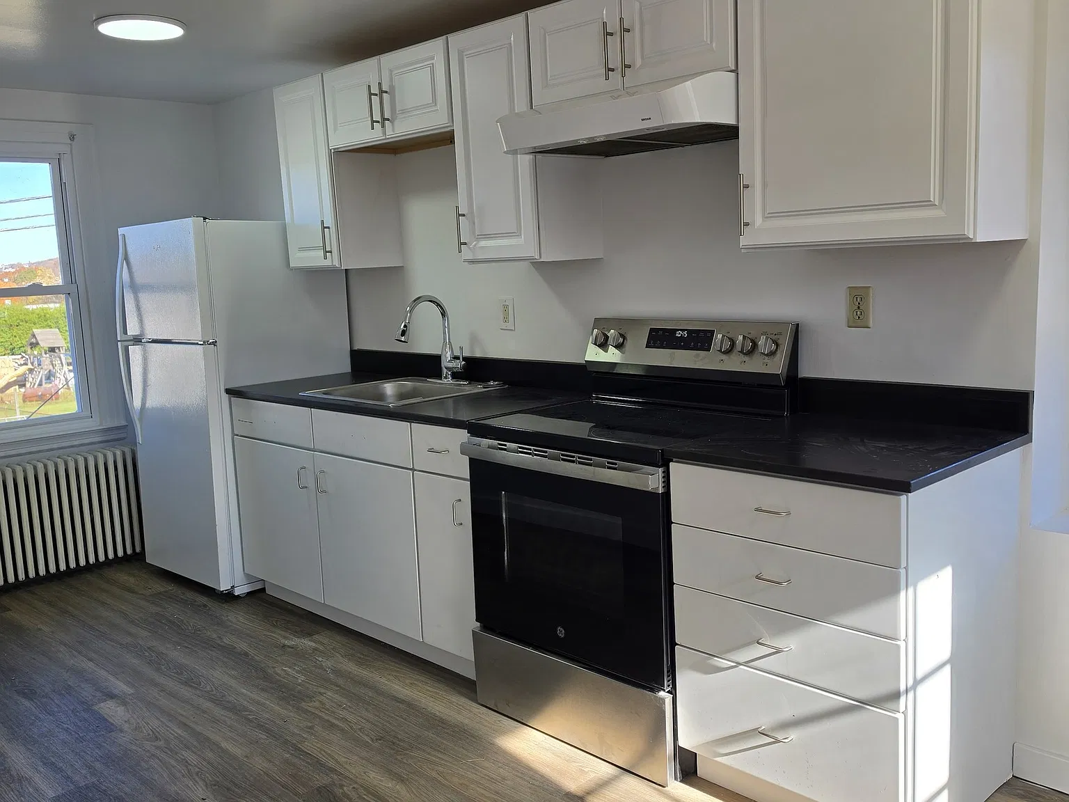 3 bed, 1.0 bath, 1467 sqft, $1,800 — Photo 2