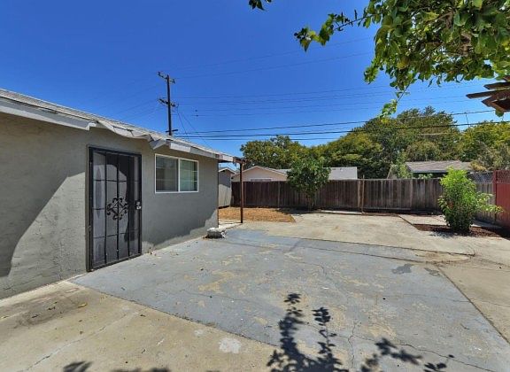 5th image of 3840 Honolulu Dr