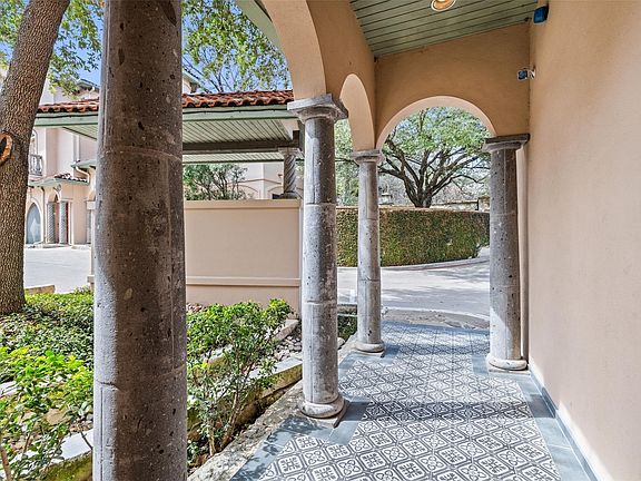 3rd image of 1529 Barton Springs Rd APT 2