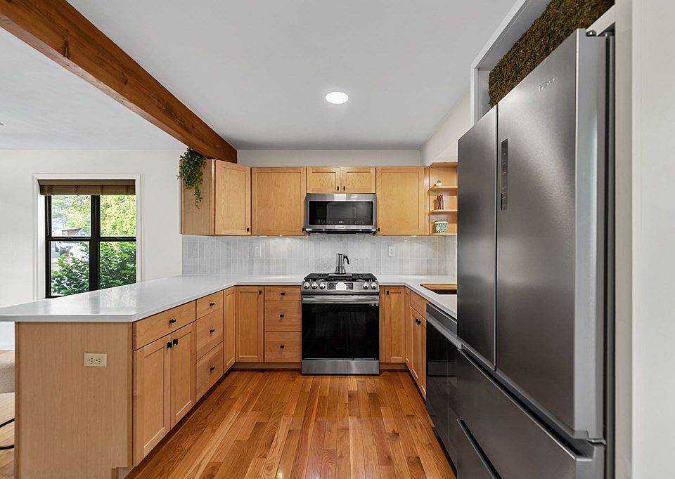 22nd image of 100 Lakeview Dr