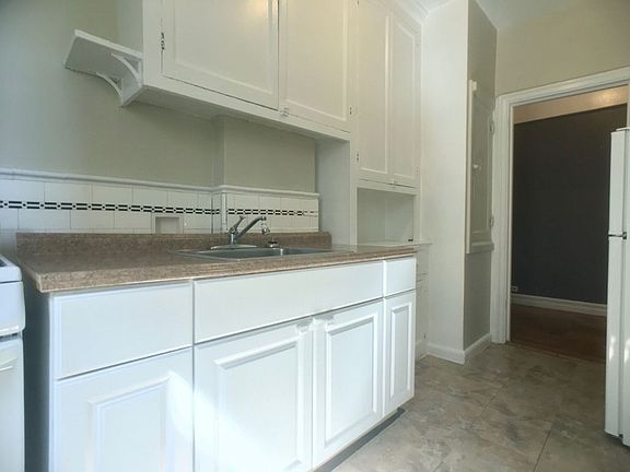 3rd image of 165 Pinehurst Ave APT 4E