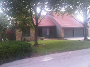 130 NE Edgewater Dr, Lees Summit, MO 64064