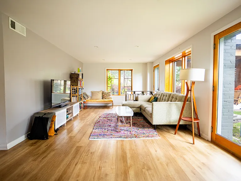 1604 Jefferson Ave — Photo 8