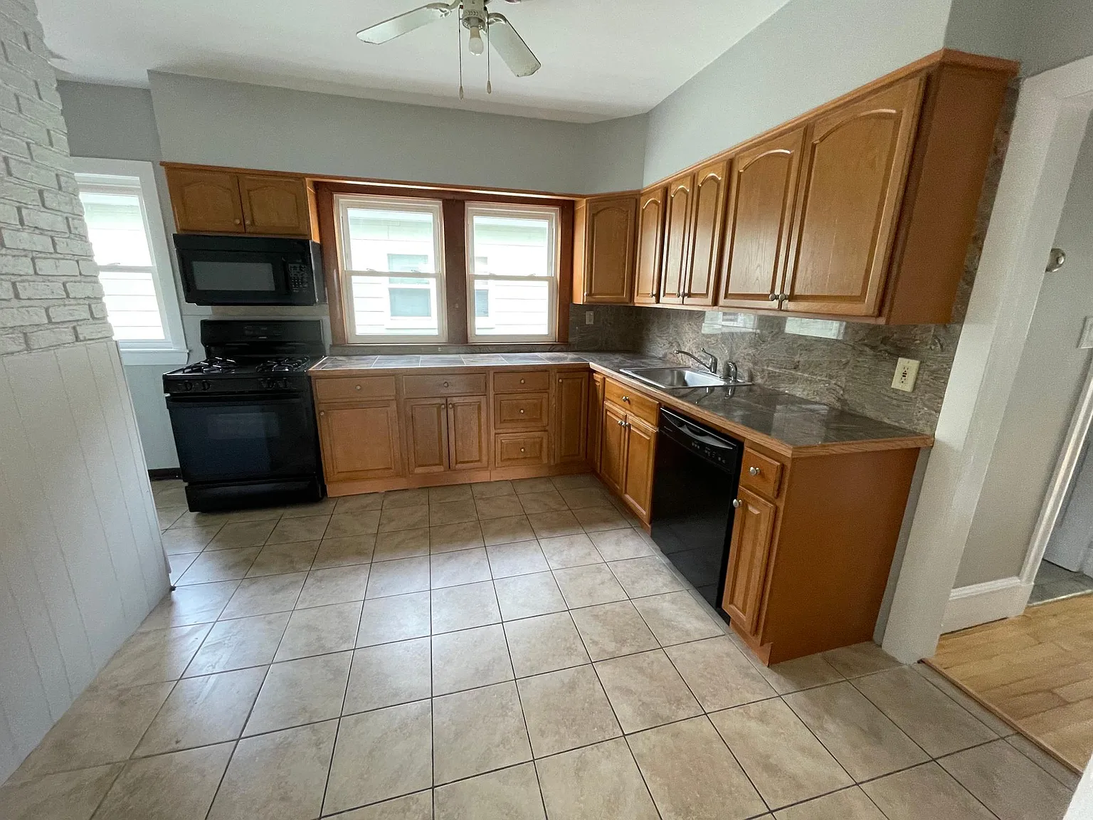 5 bed, 1600 sqft, $6,750 — Photo 2
