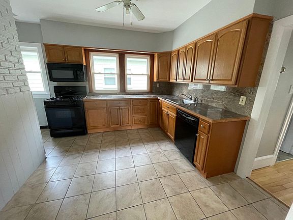 2nd image of 47 Pearl St #2