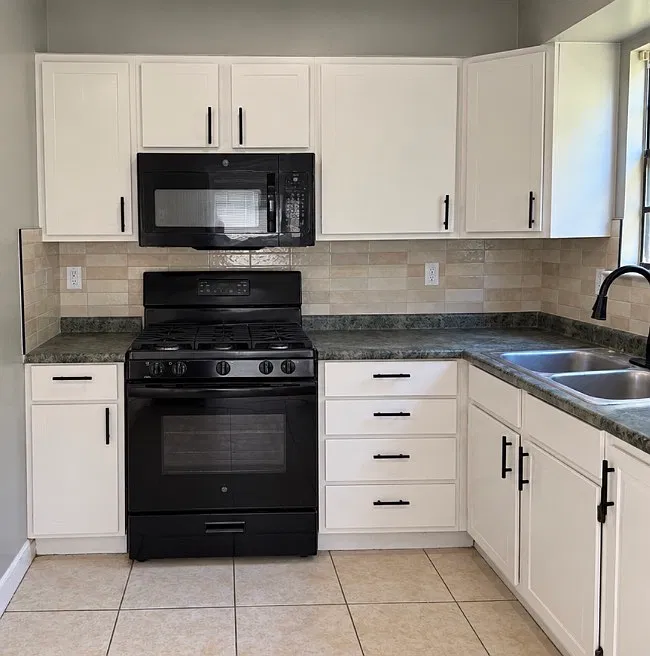 3 bed, 1175 sqft, $1,900 — Photo 3
