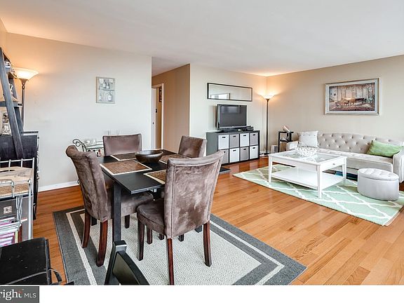 4th image of 604-36 S Washington Sq Unit 2605