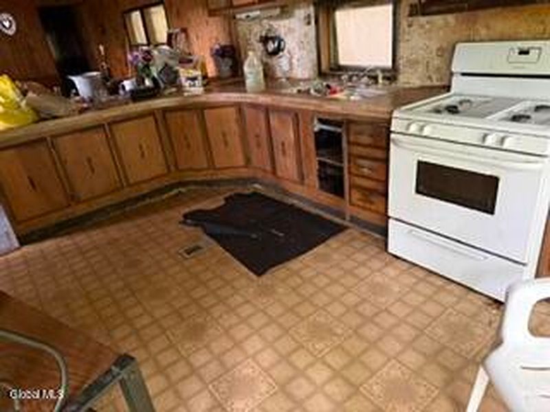 4th image of 65 Hawk Road