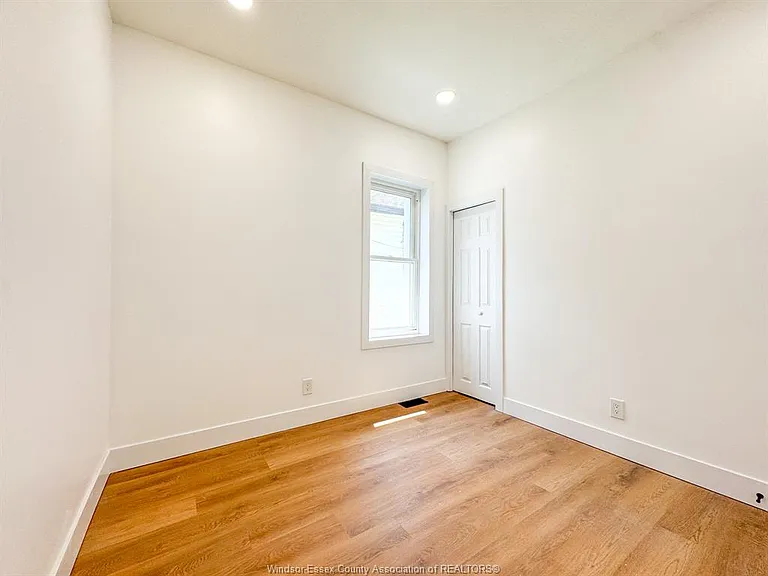 651 Brock St — Photo 13