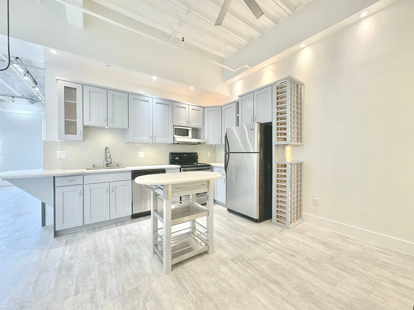 Top floor modern crafted spacious 1 Bed + 1 Bath — Photo 2