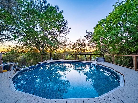 2nd image of 1822 Crockett Rd