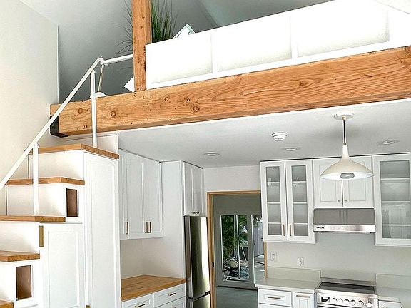 3rd image of 2140 Crescent Ave