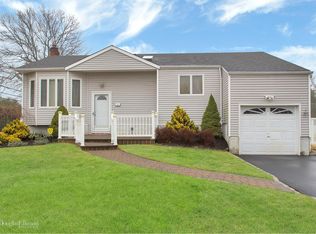 5 Sarah Dr, Hauppauge, NY 11788