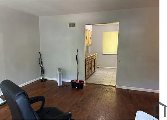 3 bed, 1100 sqft, $1,300 — Photo 4