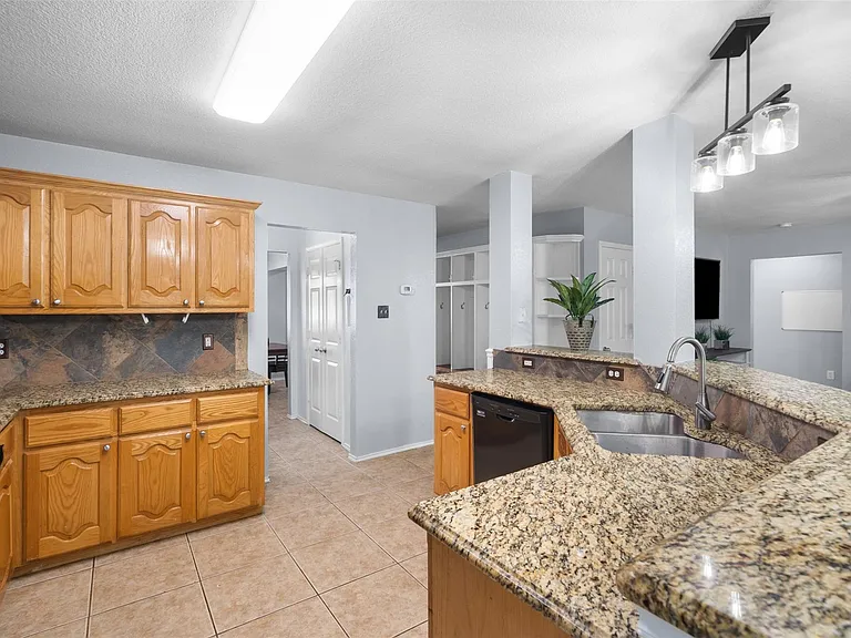 921 Zoe St — Photo 12