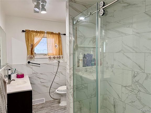 5th image of 202 Barrington Rd