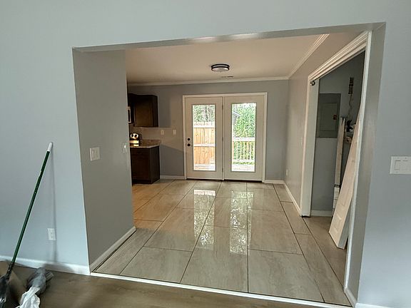 3rd image of 507 Coronation Dr