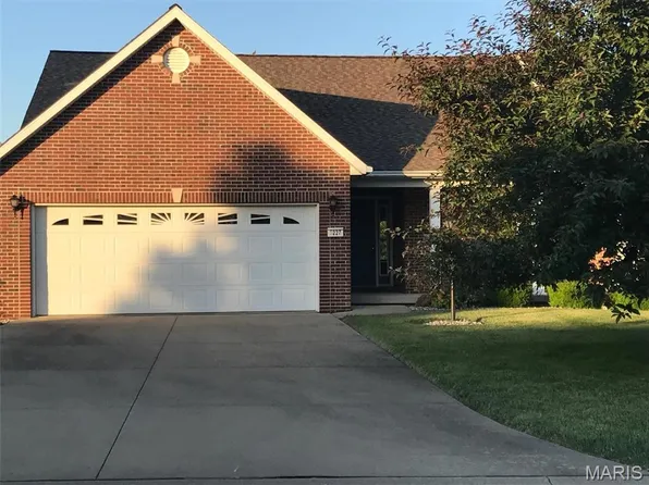 5227 Willis Ave, Godfrey, IL 62035