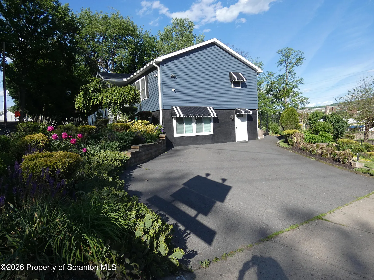 2 bed, 1320 sqft, $1,400 — Photo 2