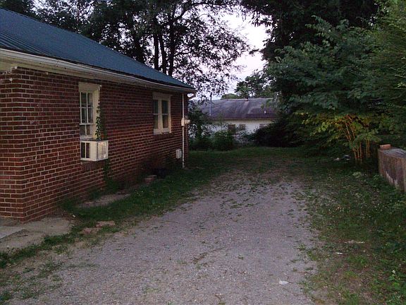 5th image of 823 Richardson St