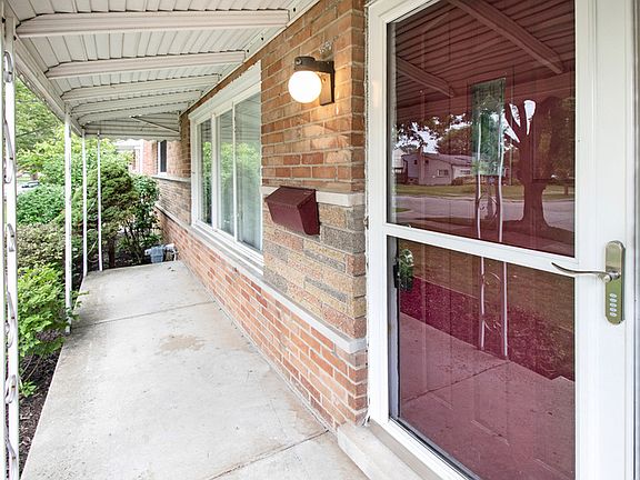 3rd image of 32626 Merritt Dr