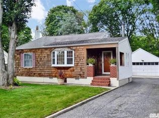 5 McGowan Ln, Central Islip, NY 11722