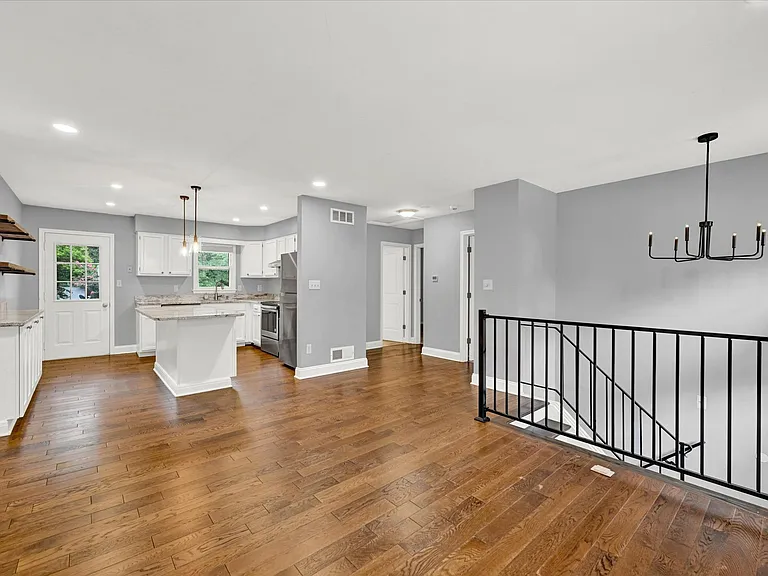 531 Kenmore Rd — Photo 5