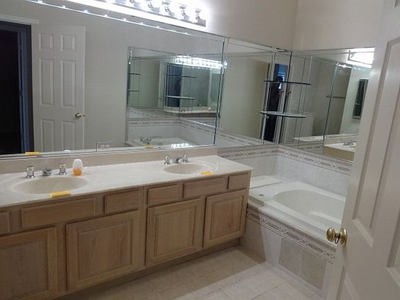 5th image of 1023 W Sutton Ct #1023