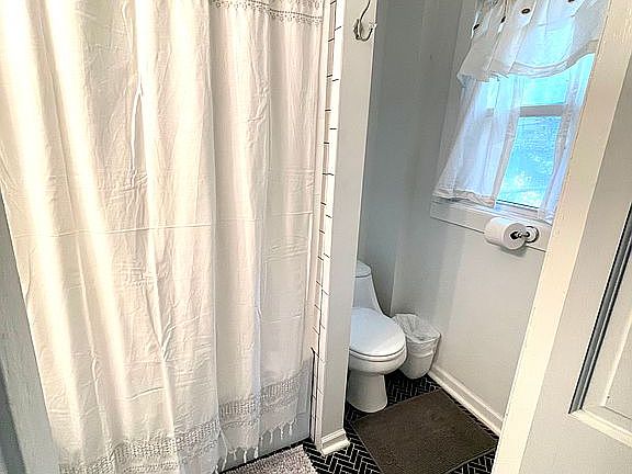 4th image of 421 Ann Ave