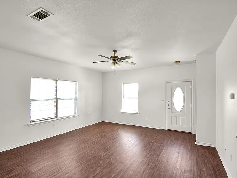 1102 Parkway Trl — Photo 4