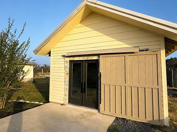 Detached Studio,Game room, or 400+sqft of office space/storage.