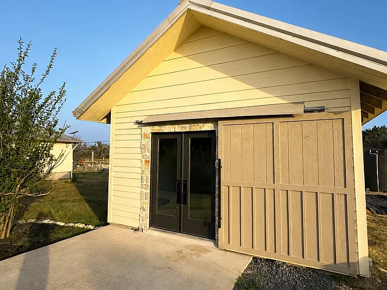Detached Studio,Game room, or 400+sqft of office space/storage.