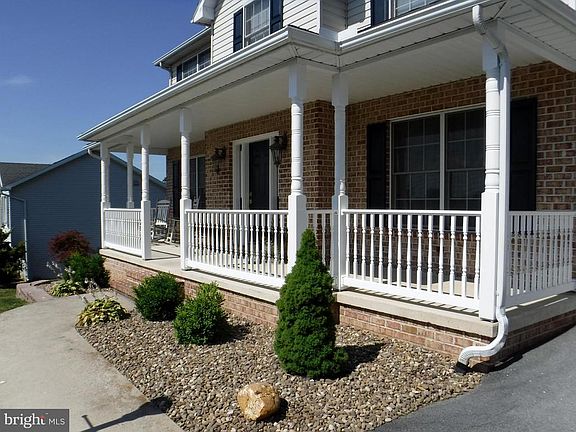 3rd image of 6 N Strawberry Hill Dr