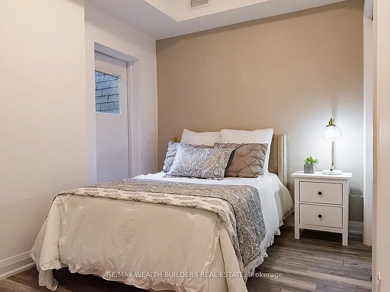 Jarvis St — Photo 4