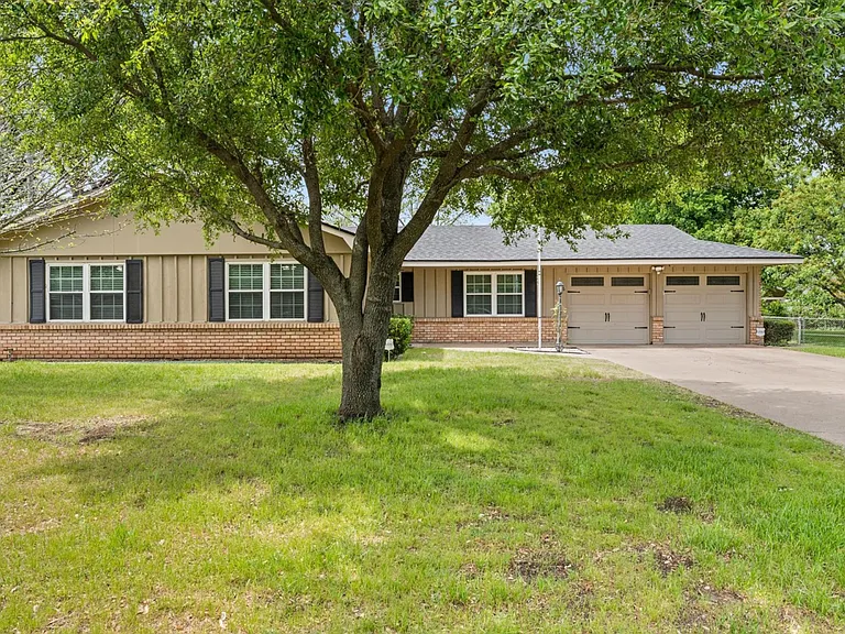 436 Topeka Dr — Photo 1