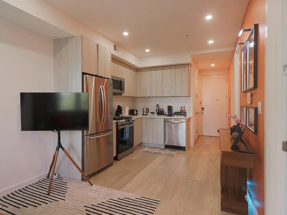 1806 Saint NE #10